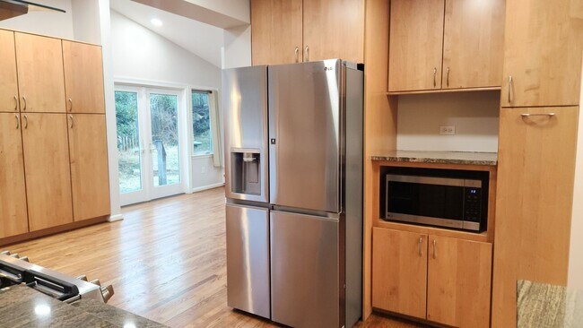 Building Photo - Beautiful Ft Hunt Area Home