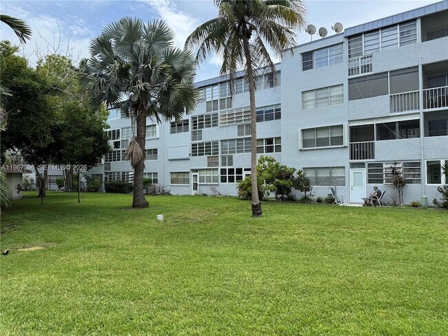 Building Photo - 1333 E Hallandale Beach Blvd