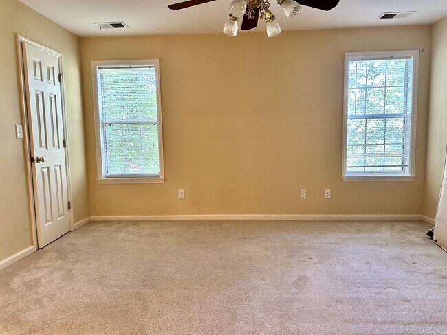 Building Photo - 109 Twin Oaks Ct