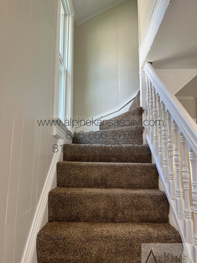 Building Photo - Updated NE Home!