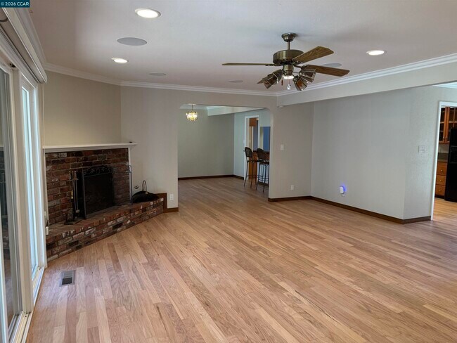 Building Photo - 1271 Summit Rd