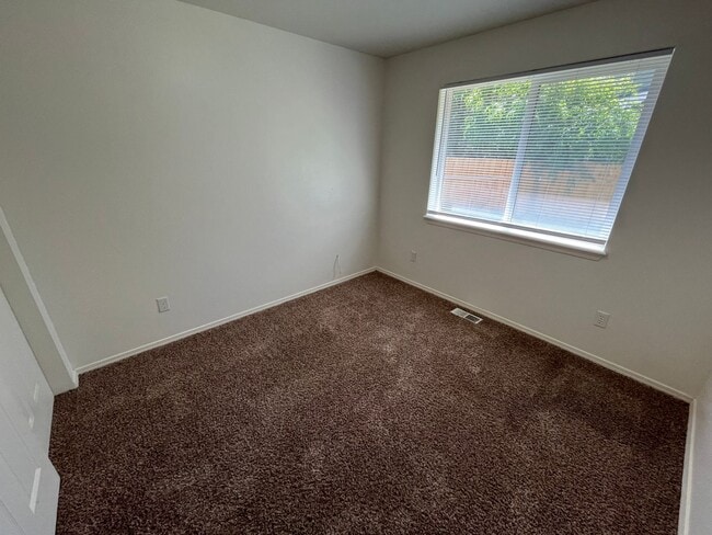 Building Photo - Cozy SE Bend 3 Bed/2 Bath Home on Large Co...