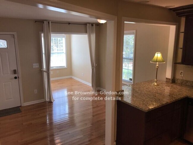 Building Photo - Adorable Cottage Available in Sylvan Park!