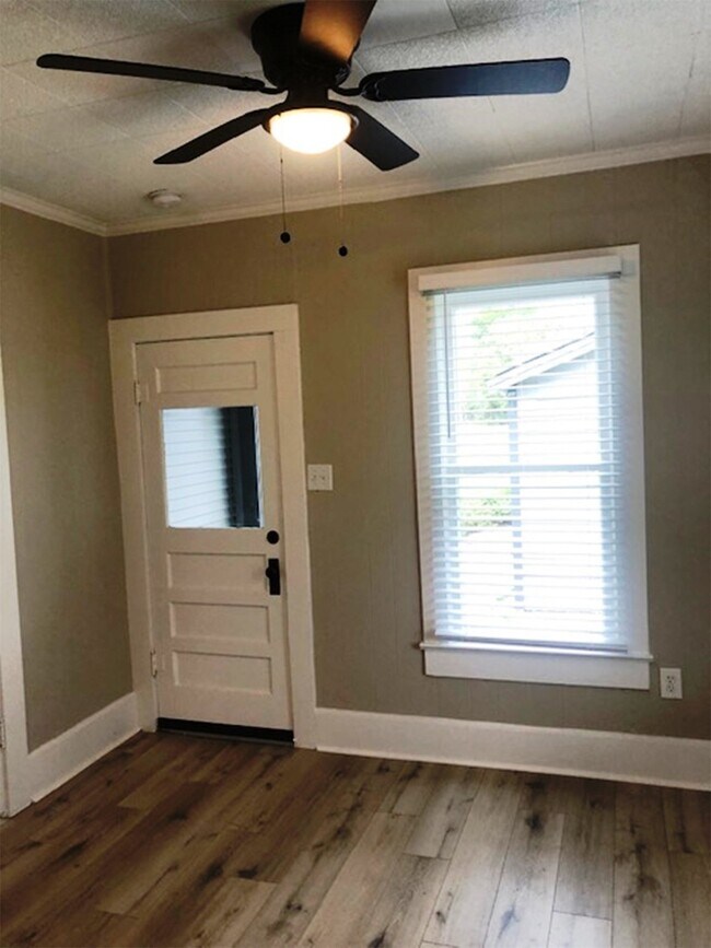 Building Photo - 3022 School St