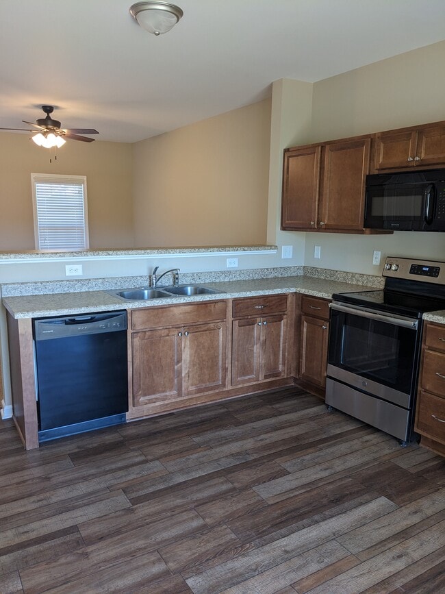 Building Photo - 2 Bedroom, 2.5 Bath Like New Townhome in C...