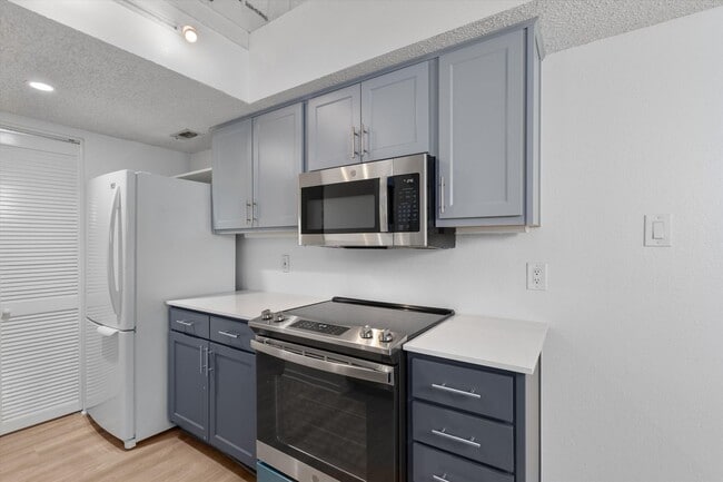 Building Photo - 3610 Fleetwood Dr