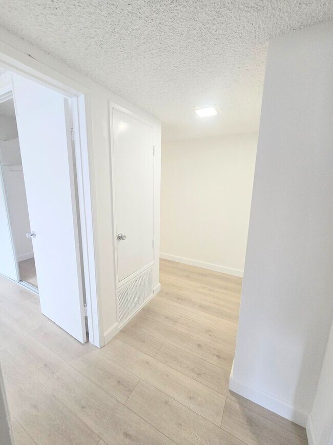 Building Photo - Welcome home! 2bd/2ba unit with parking. Master bedroom with en-suite bathroom!
