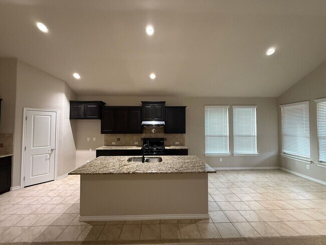 Building Photo - Beautiful 4 Bedroom Home in Mustang Schools