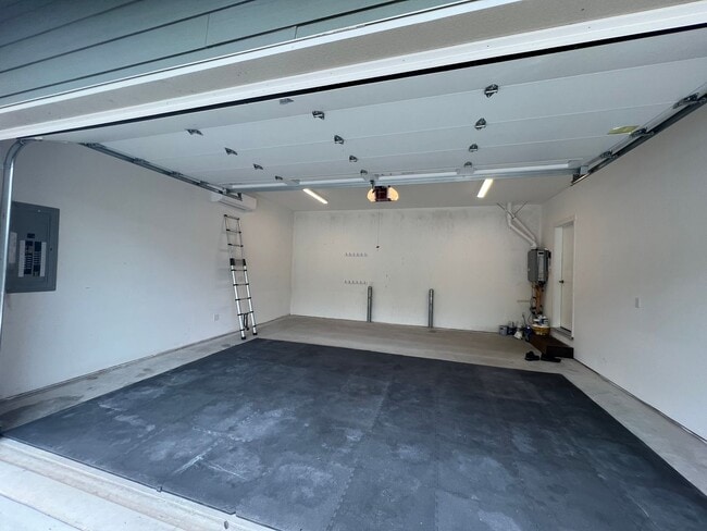Building Photo - Move-In Special! 1/2 Month Off Rent! Newer 5-Bedroom House South Side of Bellingham