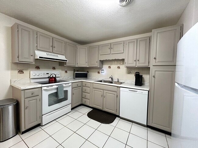 Primary Photo - 15 Thompson Dr