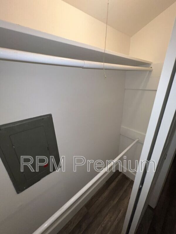 Building Photo - 464 Wilton Dr