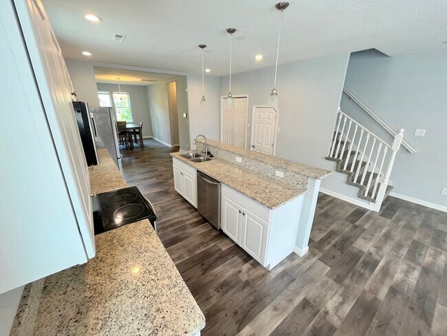 Building Photo - COME MEET YOUR NEW HOME! BRAND NEW & UPDATED!