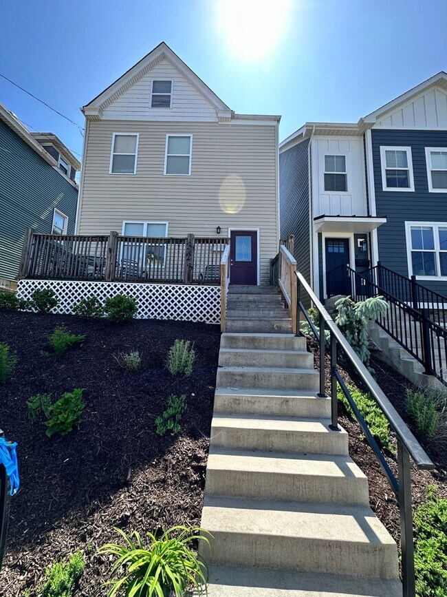 Building Photo - Amazing 4 Bedroom House! Hardwood, 2.5 Baths Stainless, A/C