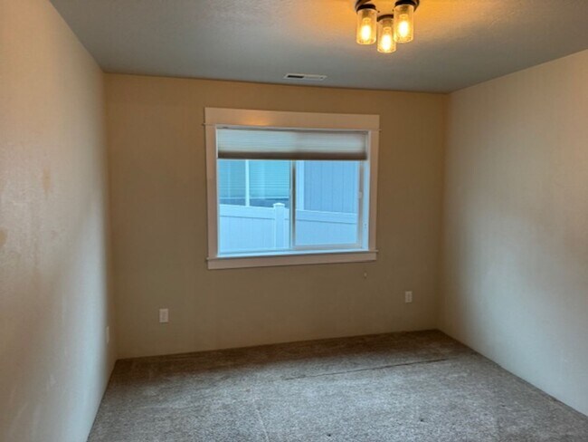 Building Photo - 3 BEDROOM/ 2 BATH HOME WITH OPEN LAYOUT AND SCENIC SETTING