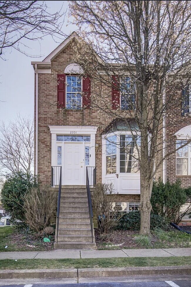 4BD/3.5BA: Spacious End Unit, Brick Townhome at the Knolls in Crofton. - 4BD/3.5BA:  Spacious End Unit, Brick Townhome at the Knolls in Crofton.