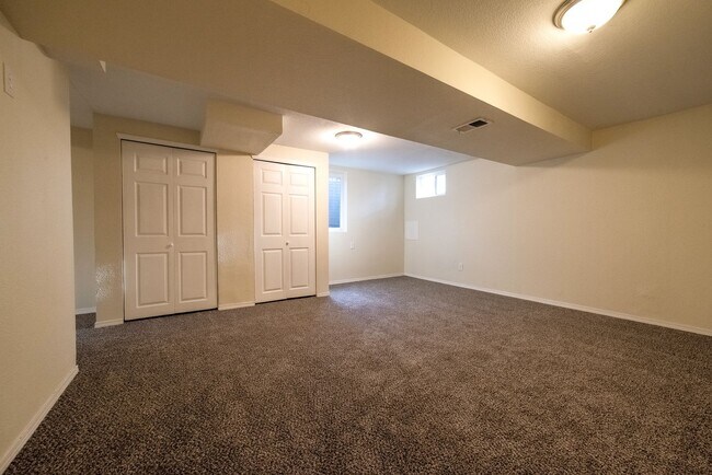 Building Photo - 4-bed, 2-bath home with large back yard