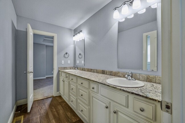 Building Photo - FREE 55” TV or 28” Blackstone! Plus $150 Amazon gift card! Beautiful 3 bed / 2.5 bath duplex with...