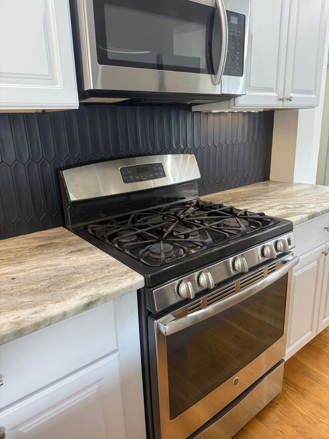 Building Photo - Updated Costal - Style home