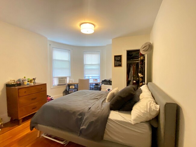 Building Photo - Spacious two bedroom in Brookline