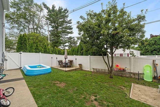 Building Photo - 25 Towanda Dr