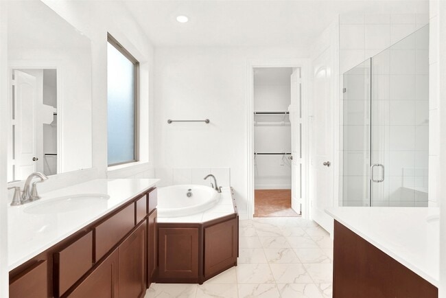 Building Photo - 2414 Thavie St