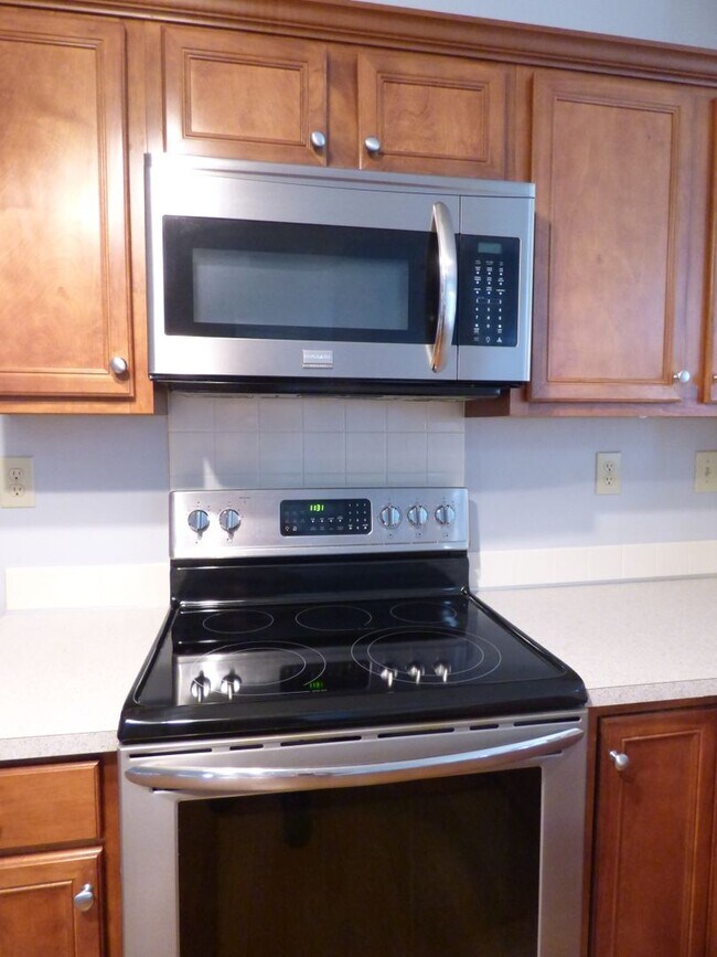 Building Photo - Lovely, Spacious 4 BR House! Vaulted Ceili...