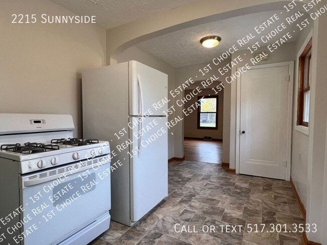 Building Photo - 2215 Sunnyside-