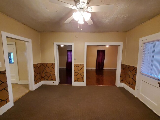 Building Photo - Cute 2 bedroom with garage & fence in back...
