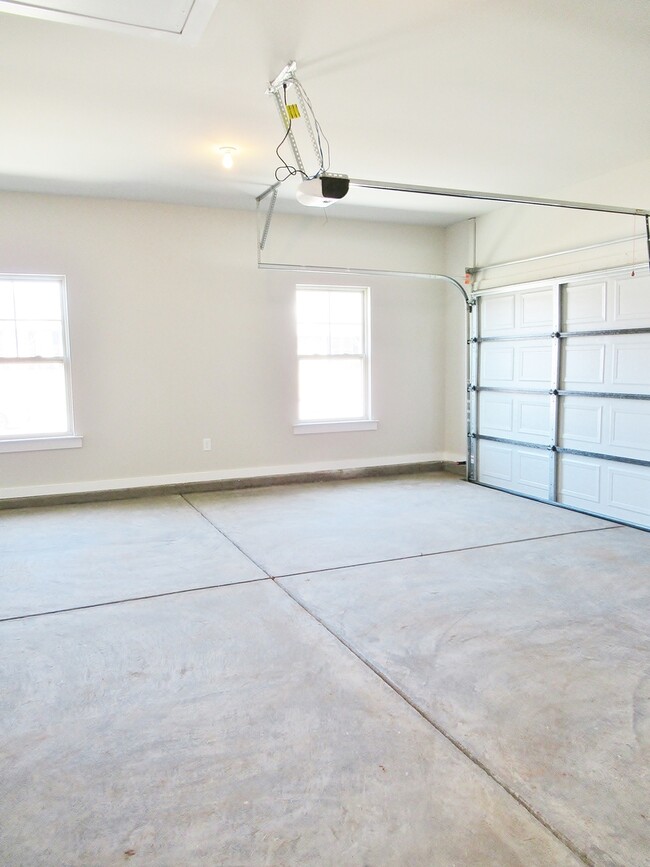 Building Photo - 123 Birch Falls Dr