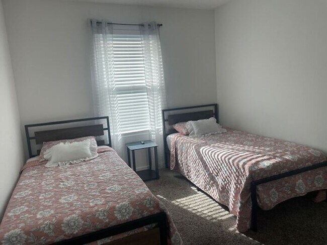 Building Photo - Large spacious 4 bedroom home located in cul de sac