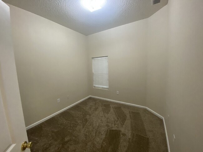 Building Photo - First-Floor 2BR/2BA Condo in Gated Nature’s Hideaway – Pool, Playground & Convenient Westside Loc...