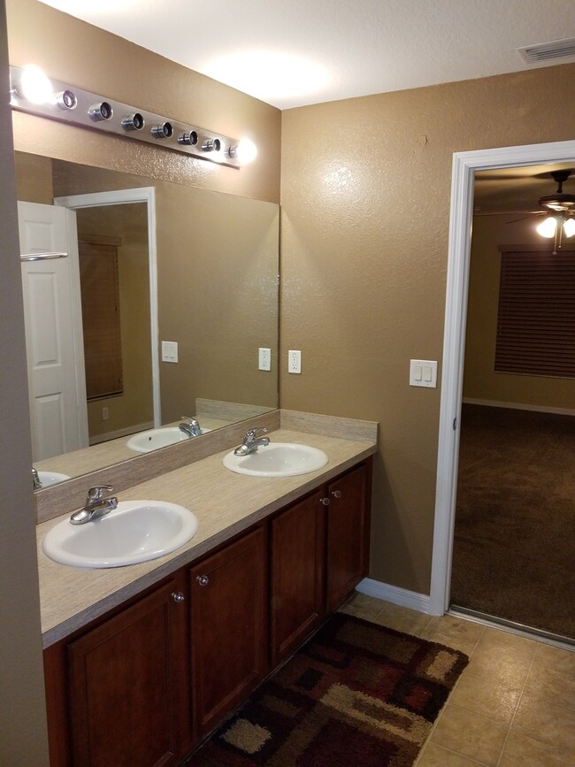 Building Photo - Spacious and Well-Maintained 4-Bedroom Hom...