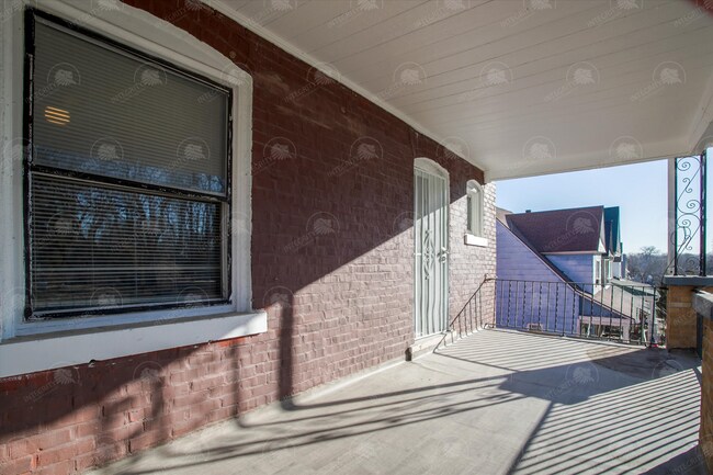 Building Photo - 3706 E 7 St