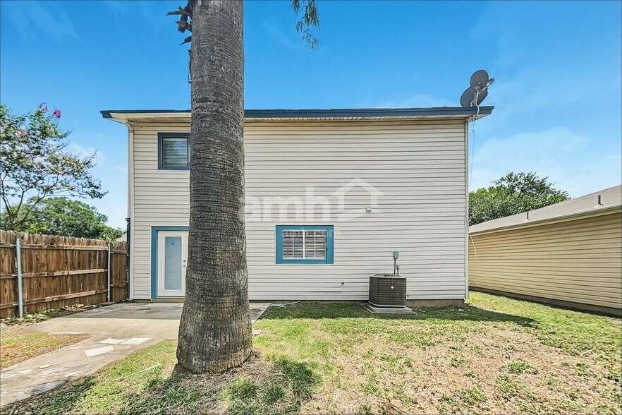 Building Photo - 7659 Chatsworth