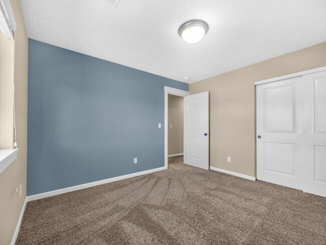 Building Photo - 330 SW Kalmia Ave