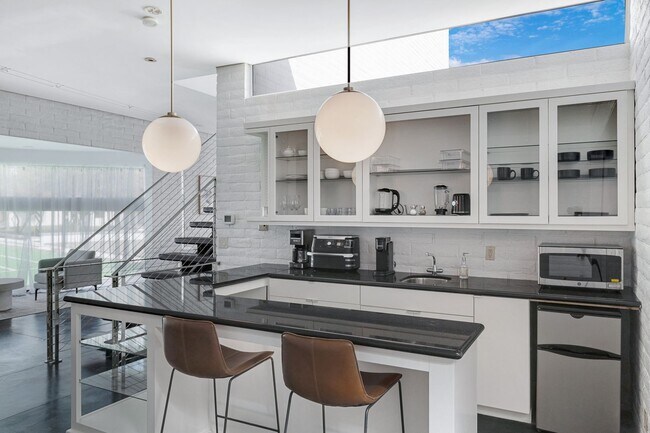 Building Photo - Mid-century modern home in Arcadia with pr...