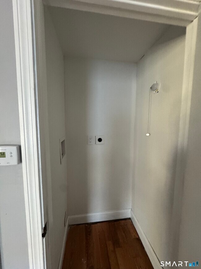 Building Photo - 231 Davenport Ave