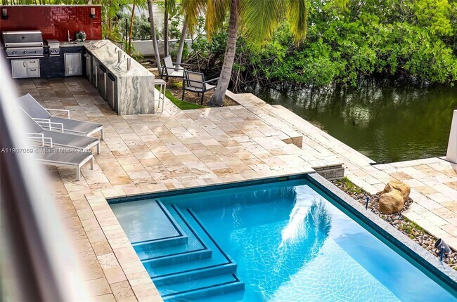 Building Photo - 300 Royal Plaza Dr