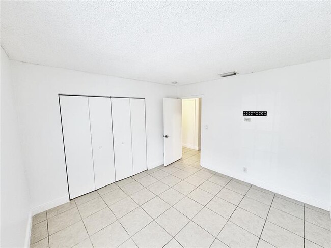 Building Photo - 1136 NW 5th Ct