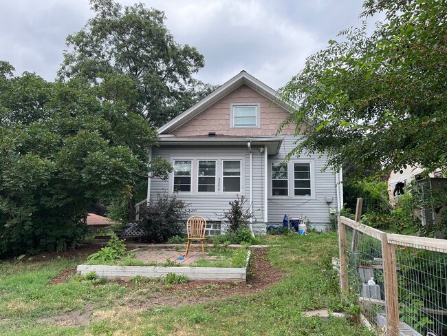 Building Photo - This charming home has two bedrooms and on...