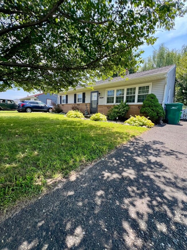 Building Photo - 3-Bedroom Single Family Home in Bristol! Available Mid-September!