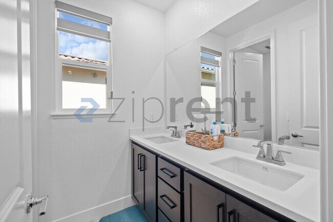 Building Photo - Unit