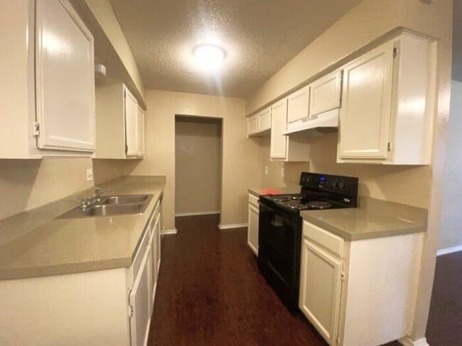 Building Photo - "The Perfect Pair: 2 Beds, 2 Baths, 2-Car Garage — Ready for You!"