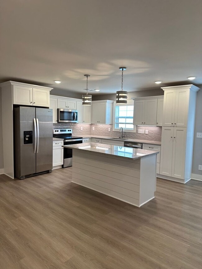 Building Photo - TOWNHOME ON WEST SIDE NEAR FIVE OAKS GOLF ...