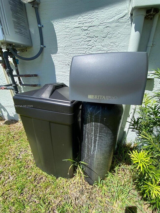 Building Photo - 11060 Middle Strm Dr