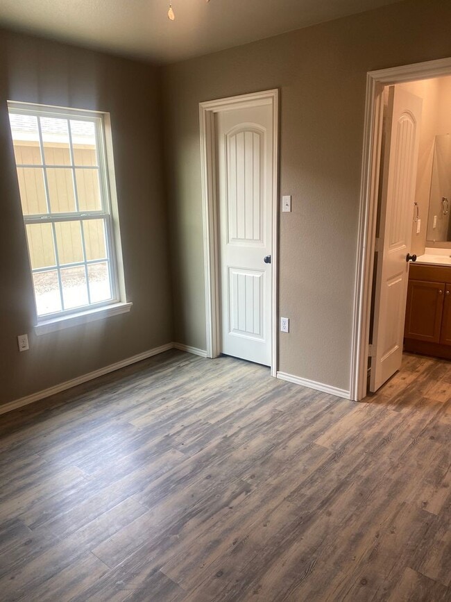 Building Photo - 3 bed 2 bath 1 Car Garage