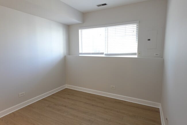 Building Photo - 881 Essex Cir