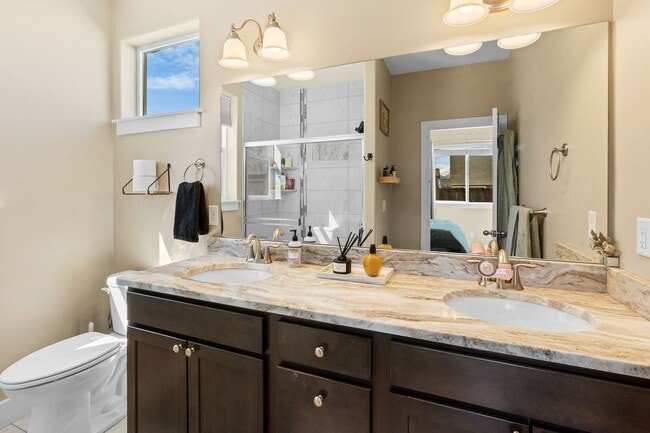 Building Photo - Gorgeous 4 Bedroom Home in Ryen Glenn