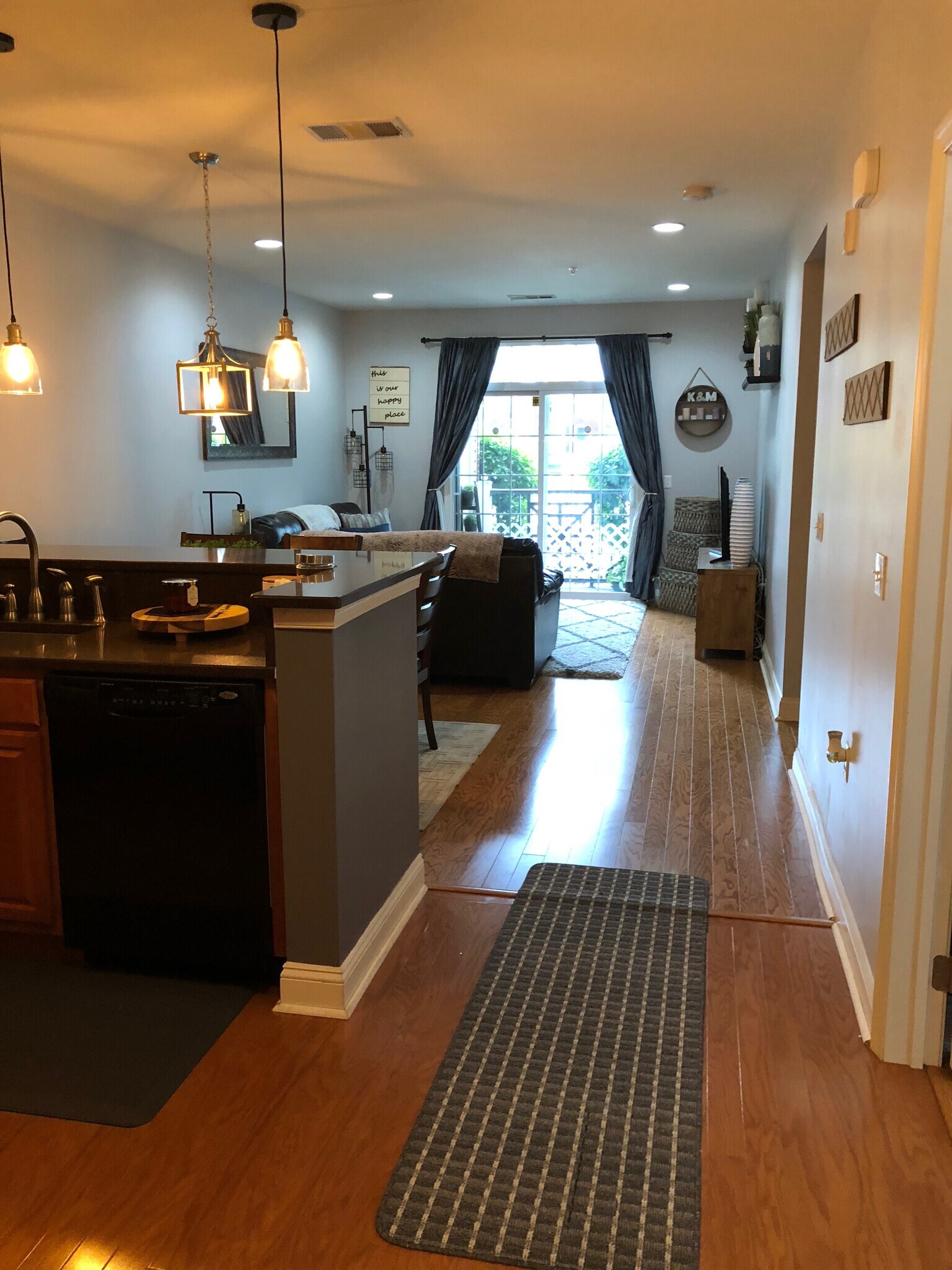 Building Photo - 300 W Elm St