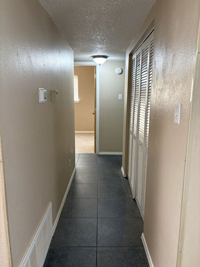 Building Photo - Beautiful 5 Bedroom NE Heights Home With B...